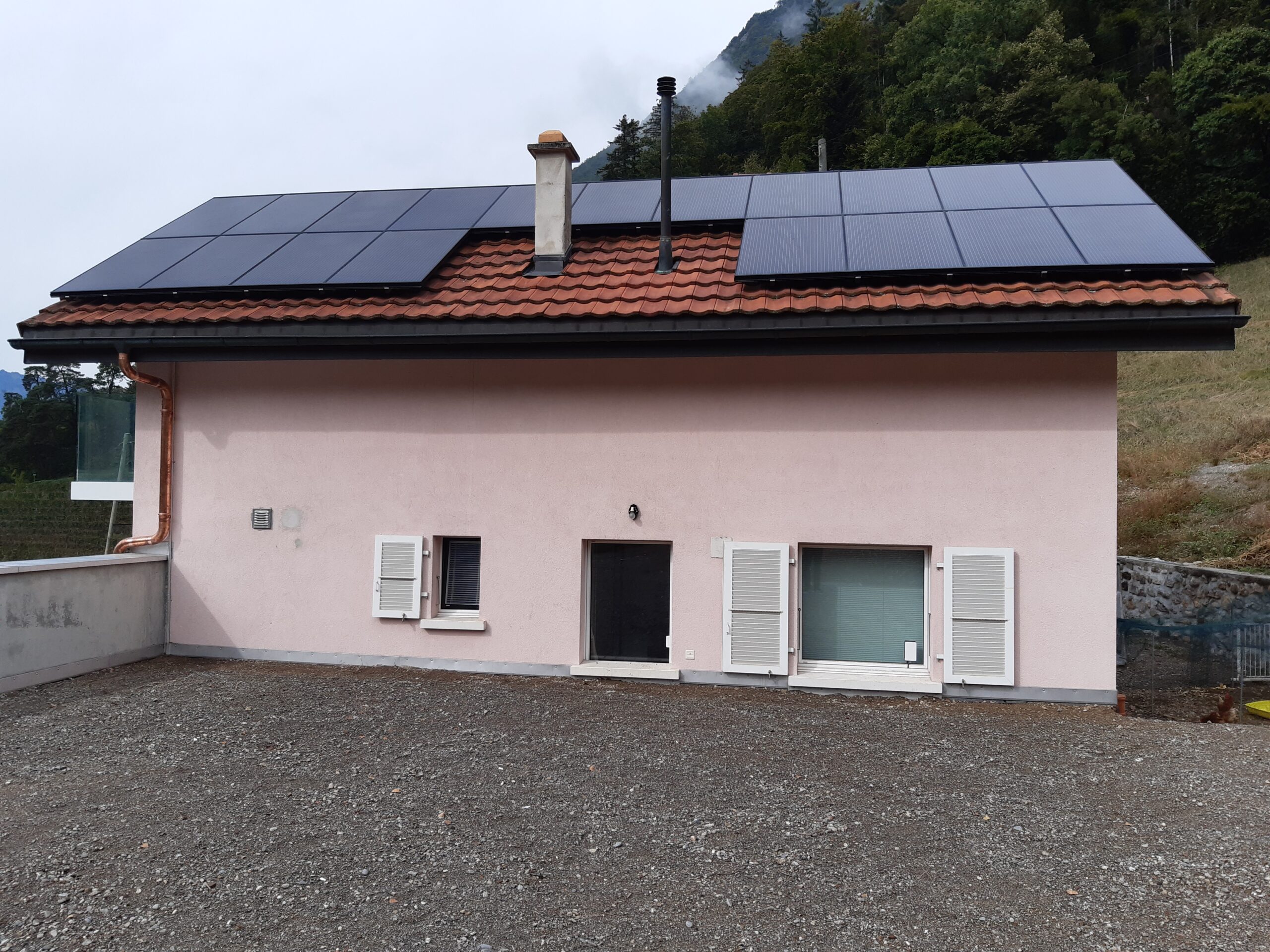 Toiture avec panneaux solaires du bâtiment étudié à Aigle
