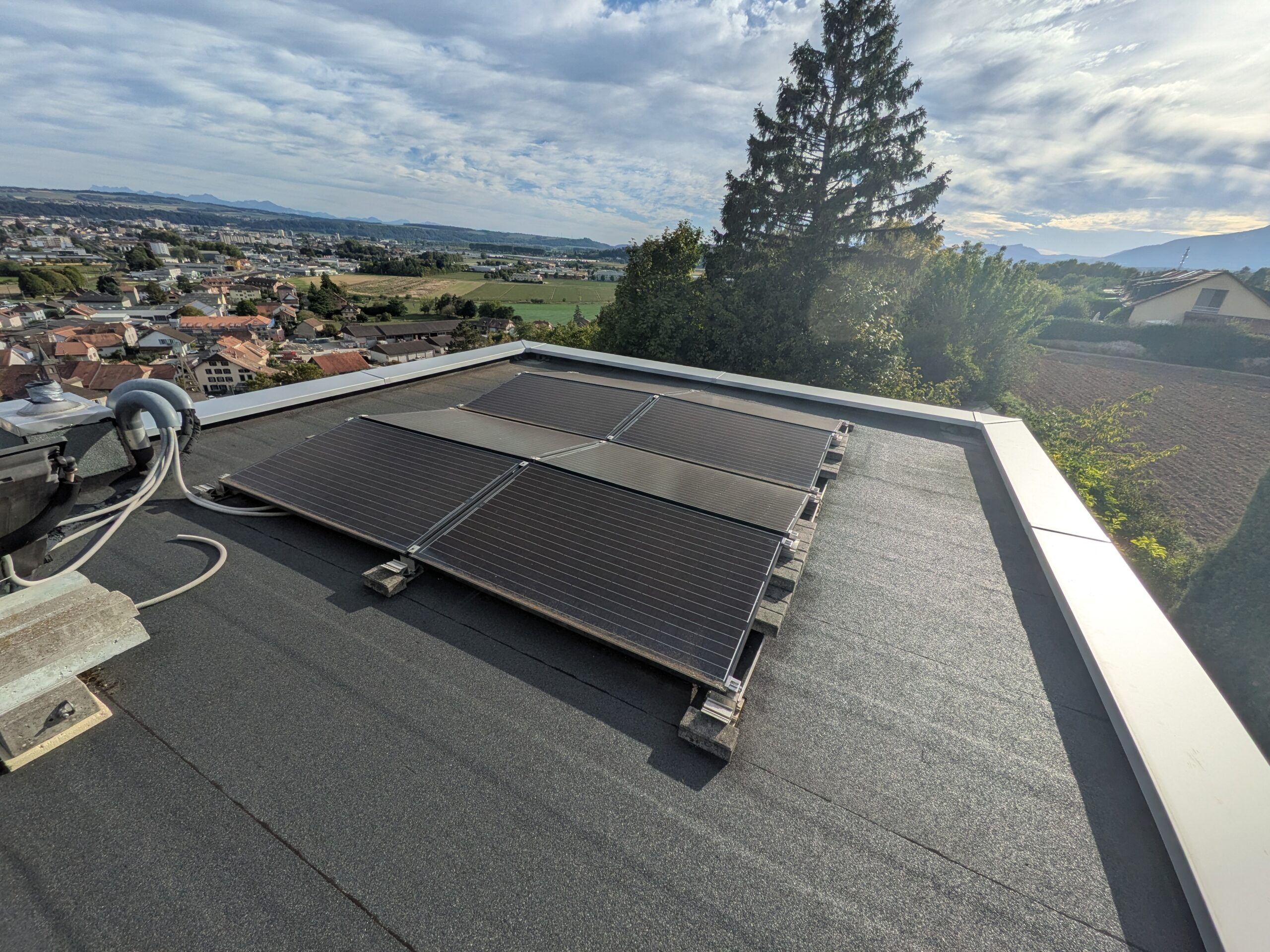 Panneaux photovoltaïques photographiés sur la toiture pour la mise à jour du CECB à Grandson
