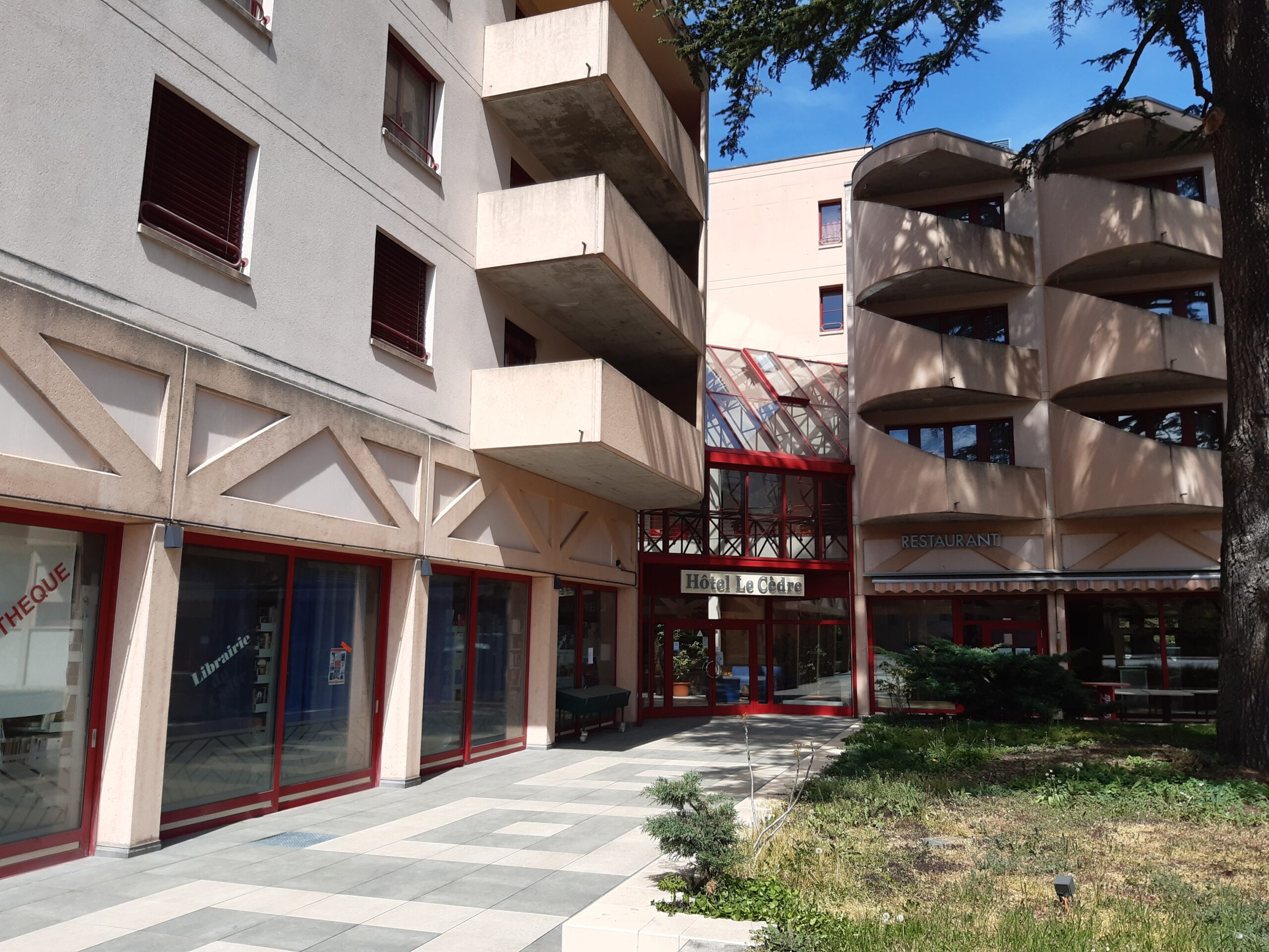 Façades du bâtiment à usages mixtes étudié à Bex