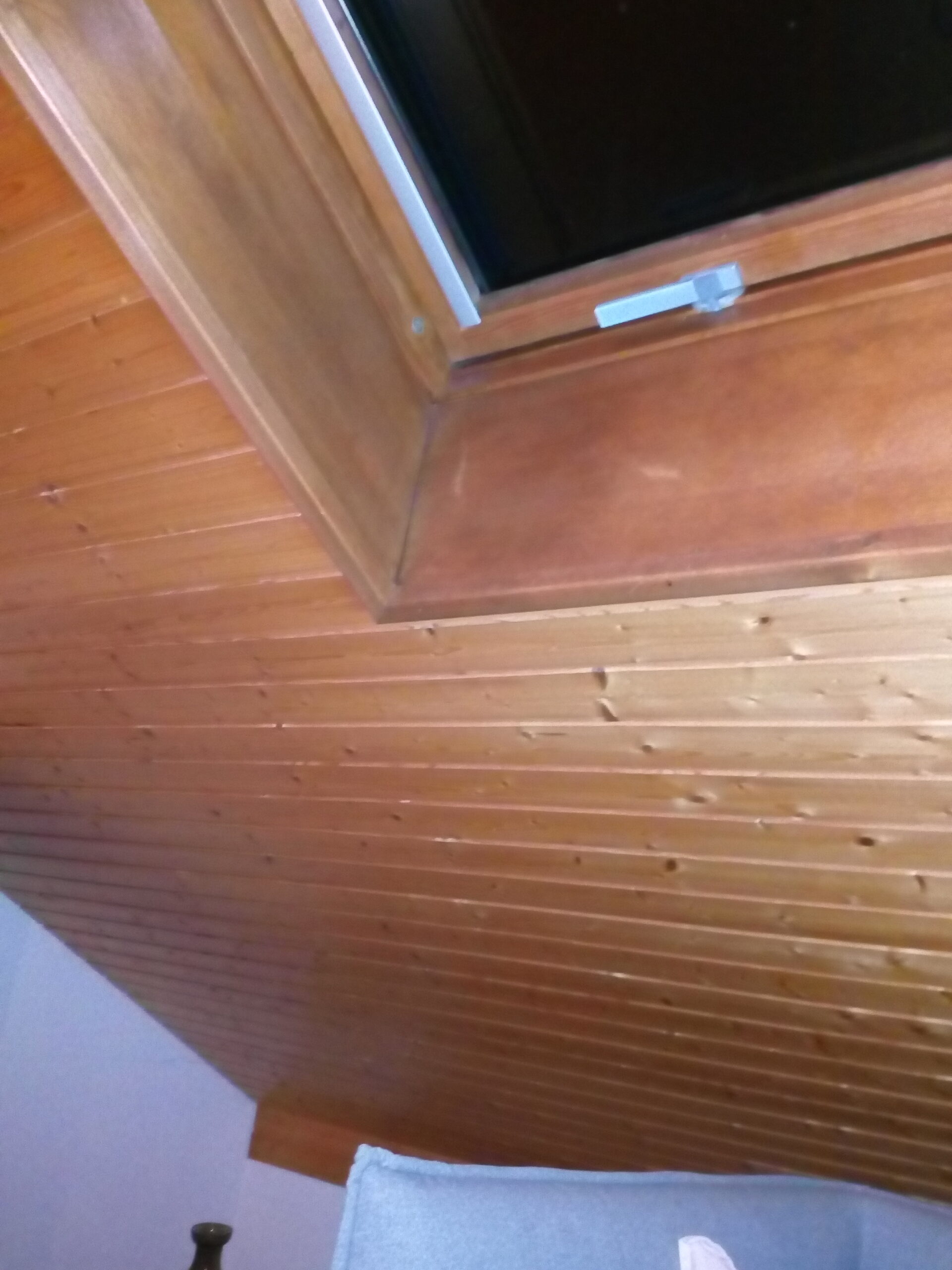 Fenêtre de toit et habillage intérieur examinés dans la maison à Chavornay