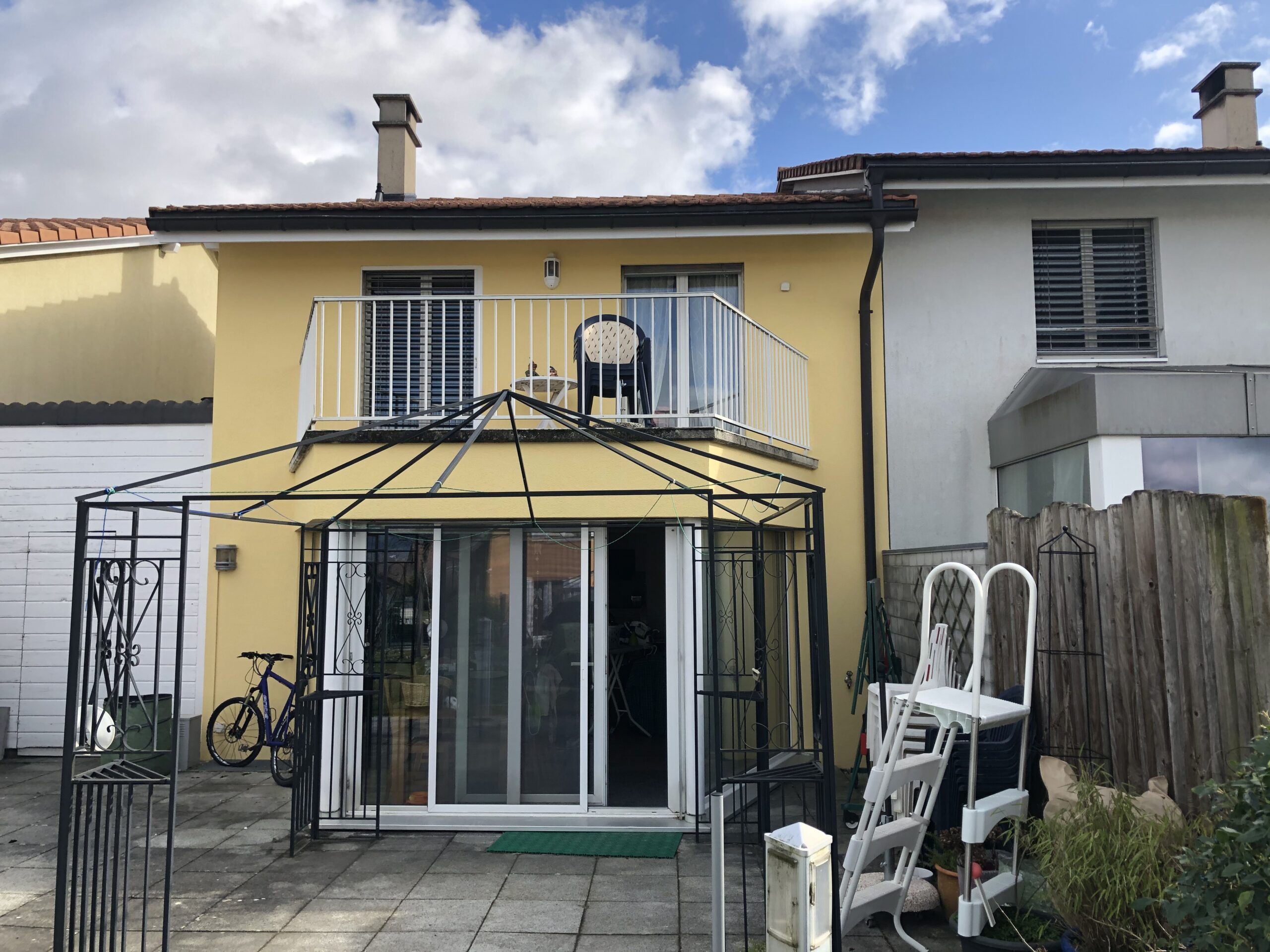 Façade et véranda de la maison étudiée à Estavayer-le-Lac