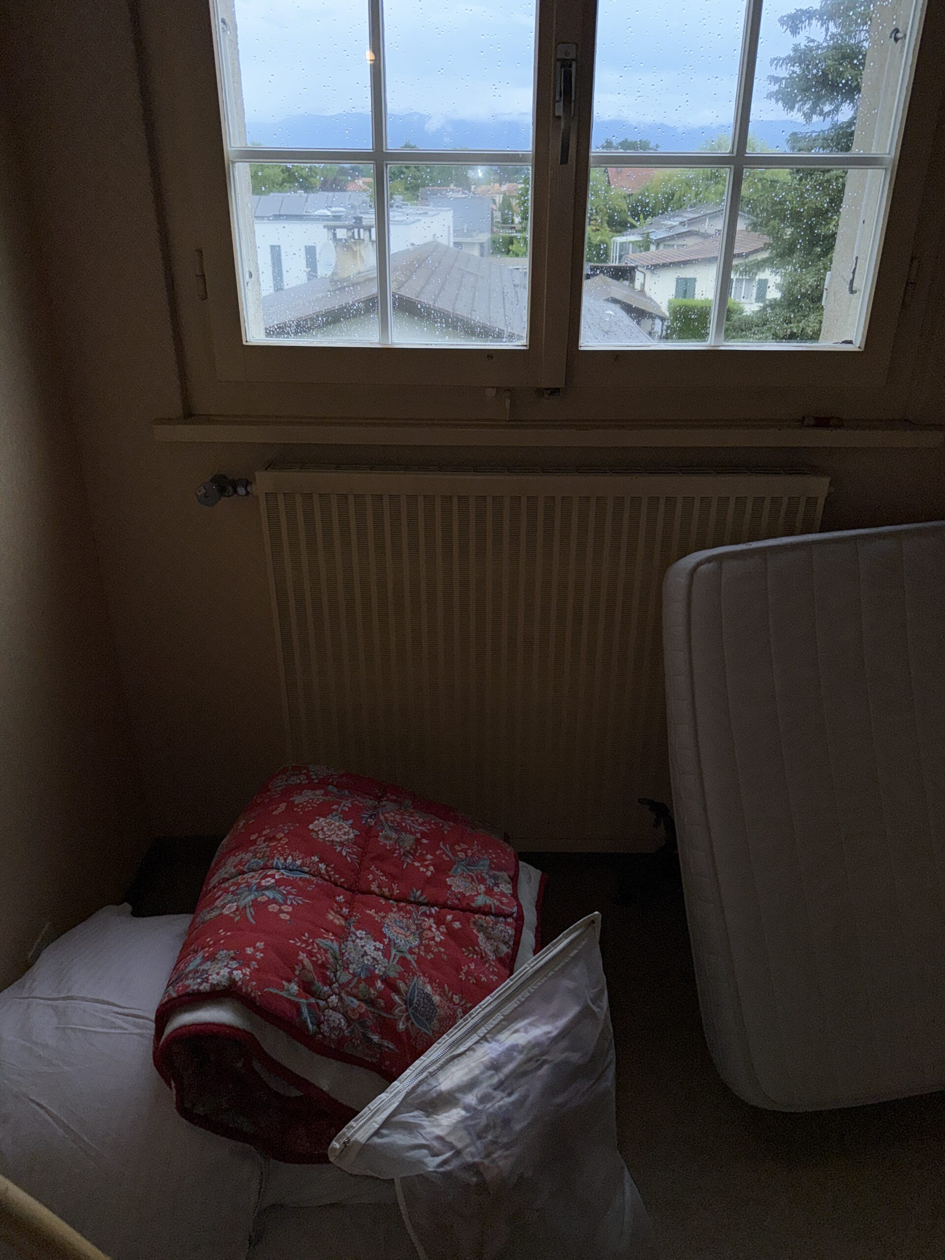 Radiateur et fenêtre de la maison étudiée à Vessy, commune de Veyrier